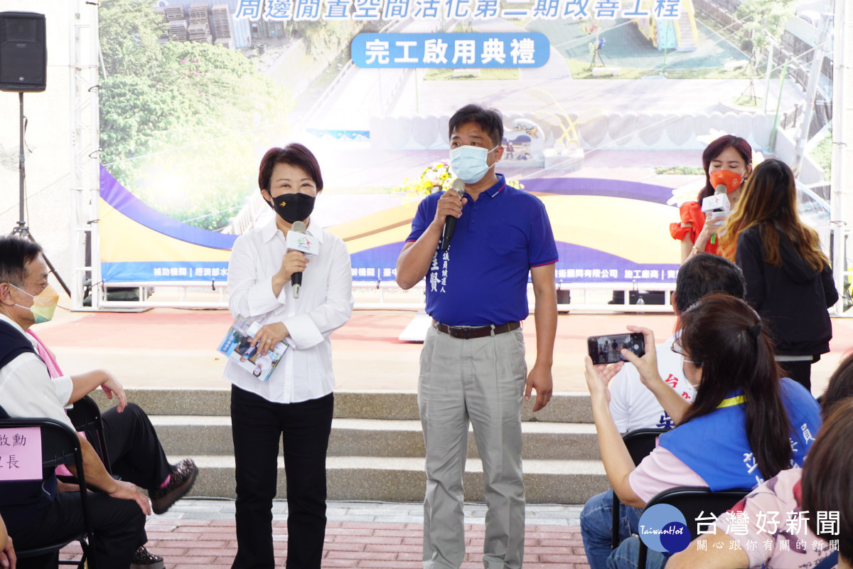台中市長盧秀燕(左)稱讚吳呈賢(左)熟悉府會運作及地方大小事,執行力強。
