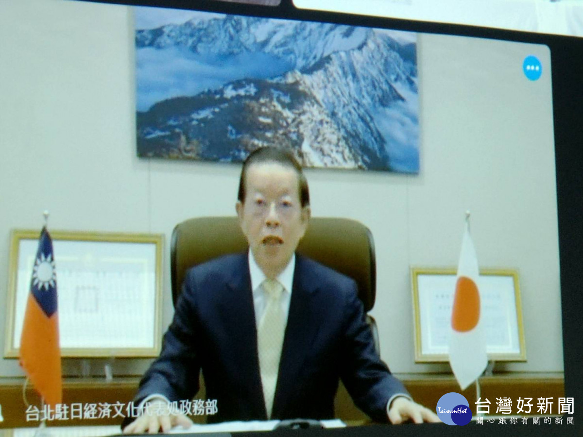 線上簽約儀式的我國駐日代表謝長廷強調，玖珠町「豐後森機關」車庫先前與扇形車庫締結「姊妹車庫」，他也一起見證，如今玖珠町和彰化市再簽友好交流協定，可說是雙喜臨門。圖／記者鄧富珍攝<br /><br /> <br /><br /> 