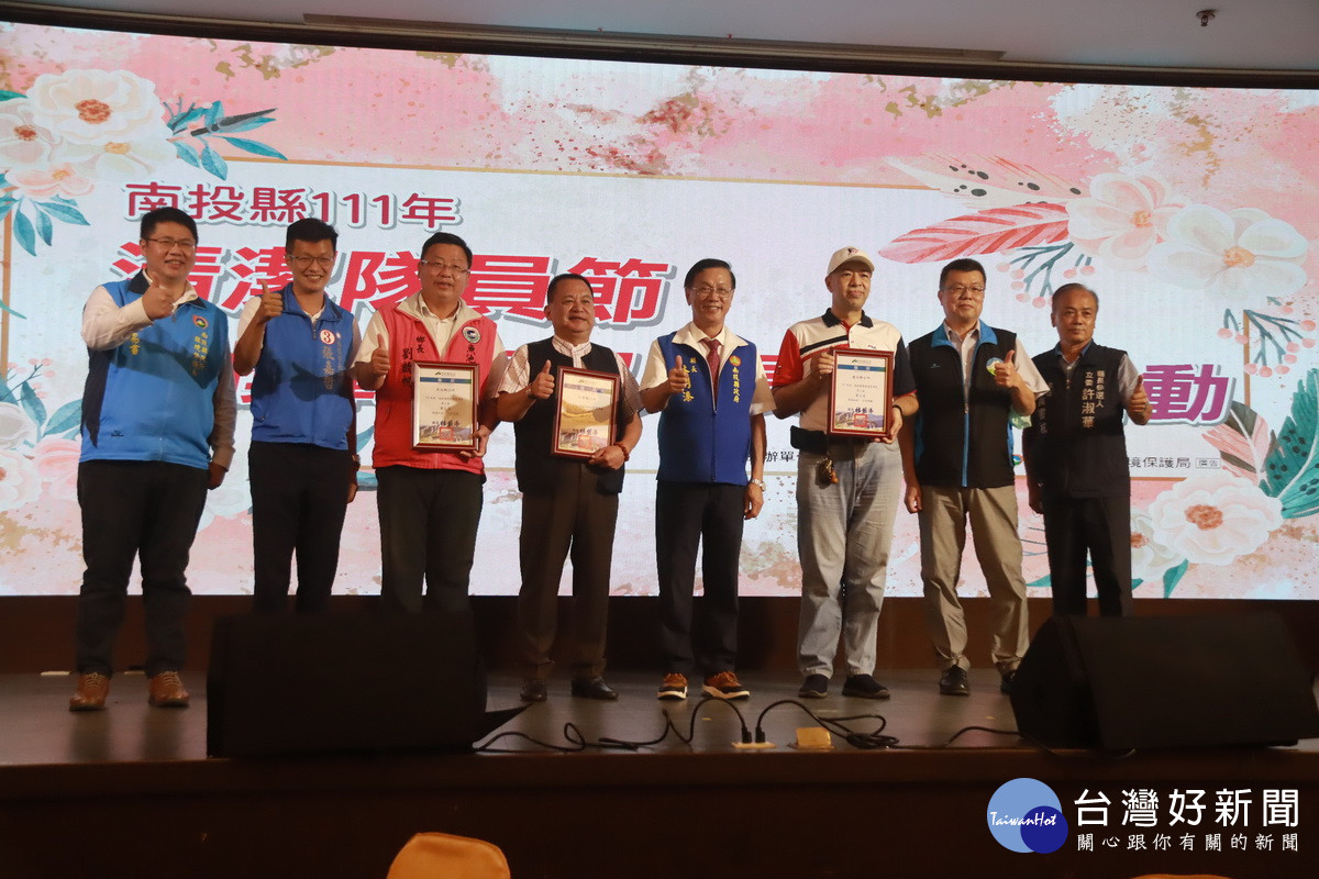 林縣長頒環境清潔考核績優單位。(記者扶小萍攝)
