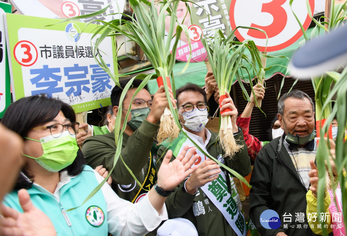 桃園市長候選人鄭運鵬與桃園市長鄭文燦、立法委員王美惠一同前往龜山市場、南門市場掃街拜票。<br /><br /> <br /><br />