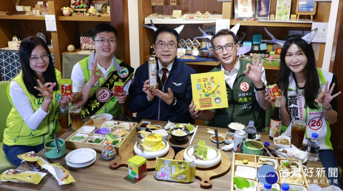 桃園市長候選人鄭運鵬和台南市長黃偉哲前往七七藝文町參訪。<br /><br /> <br /><br />