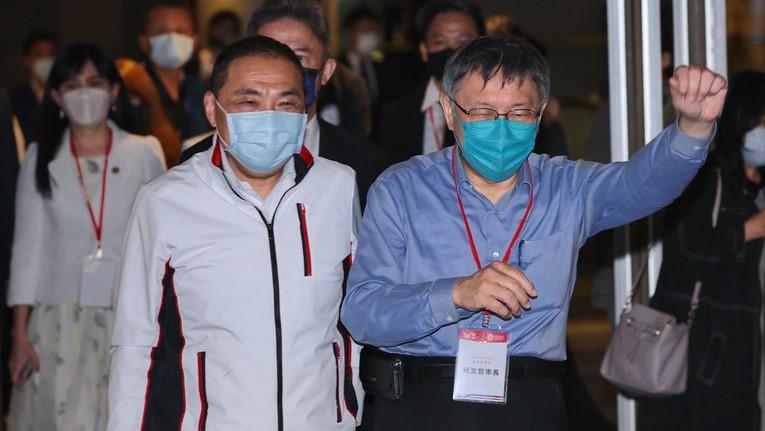 台北市長柯文哲(右)和新北市長侯友宜(左)一起出席雙北世界壯年運動會授旗儀式,互動備受關注。中央社