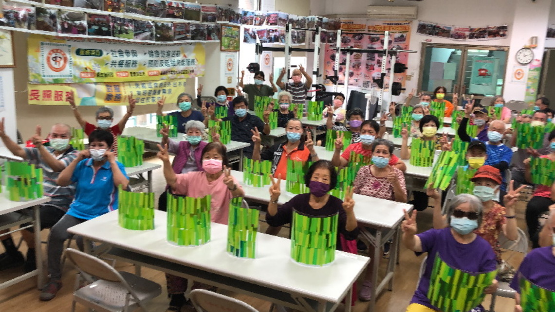 嘉義縣中埔鄉穀倉農創園區 出現超可愛的巨型絲瓜 瓜瓜一嘉親