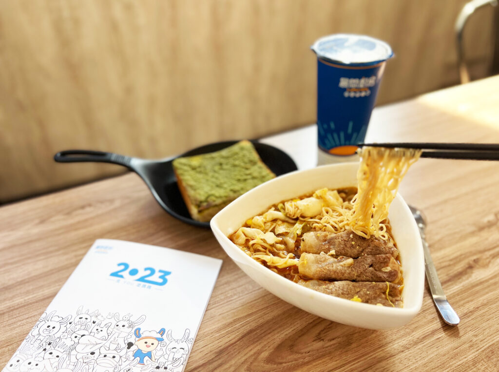 抹茶奶酥厚片、麻辣燙細麵、2023晨間廚房塗鴉手帳本(圖/品牌提供)