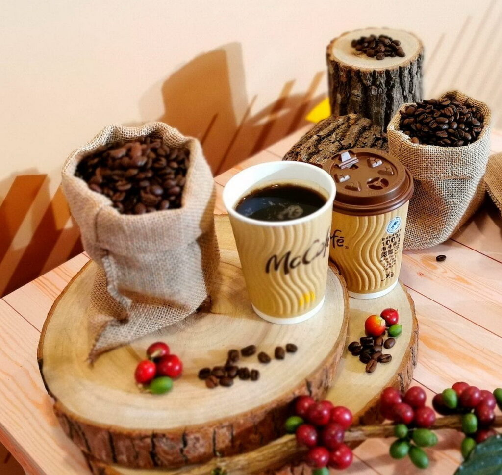 麥當勞McCafé「阿里山雲霧單品咖啡」11/9起限量上市,攜手「優遊吧斯」鄒族文化部落,催生台灣本產唯一「雨林聯盟認證」咖啡豆。