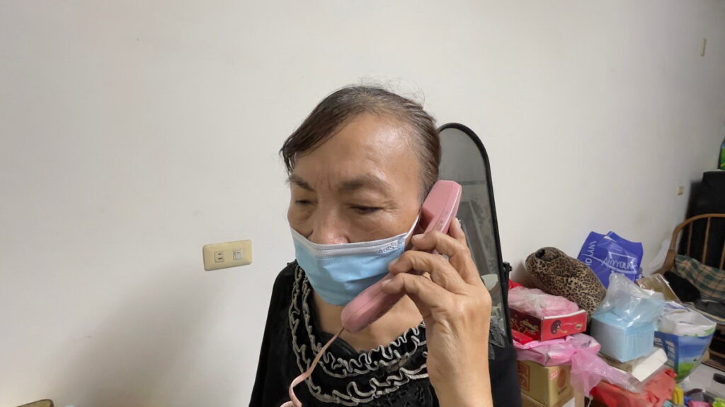 各界哀悼電話紛紛打到家裡,他的太太非常感傷
