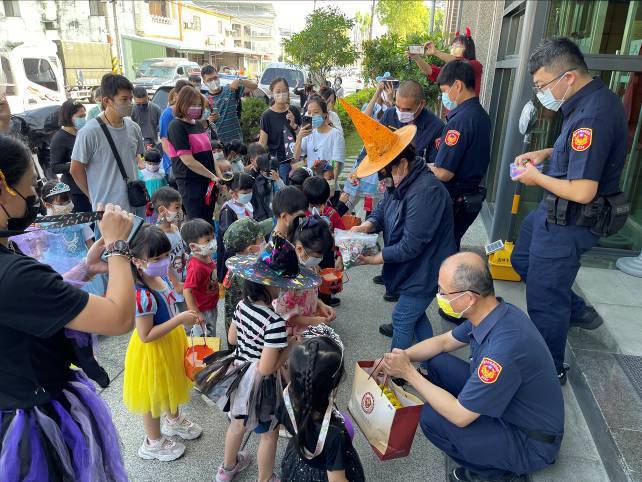 ▲霧峰幼兒園可愛「搗蛋鬼」來串門，波麗士叔叔發糖果熱情招呼 (圖/台中霧峰分局 提供)