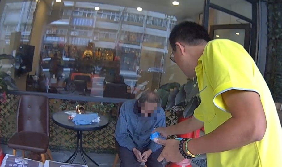 ▲老翁獨自坐在店門口座位良久,店家發現異常通報警方 (圖/台中市警察局 提供)