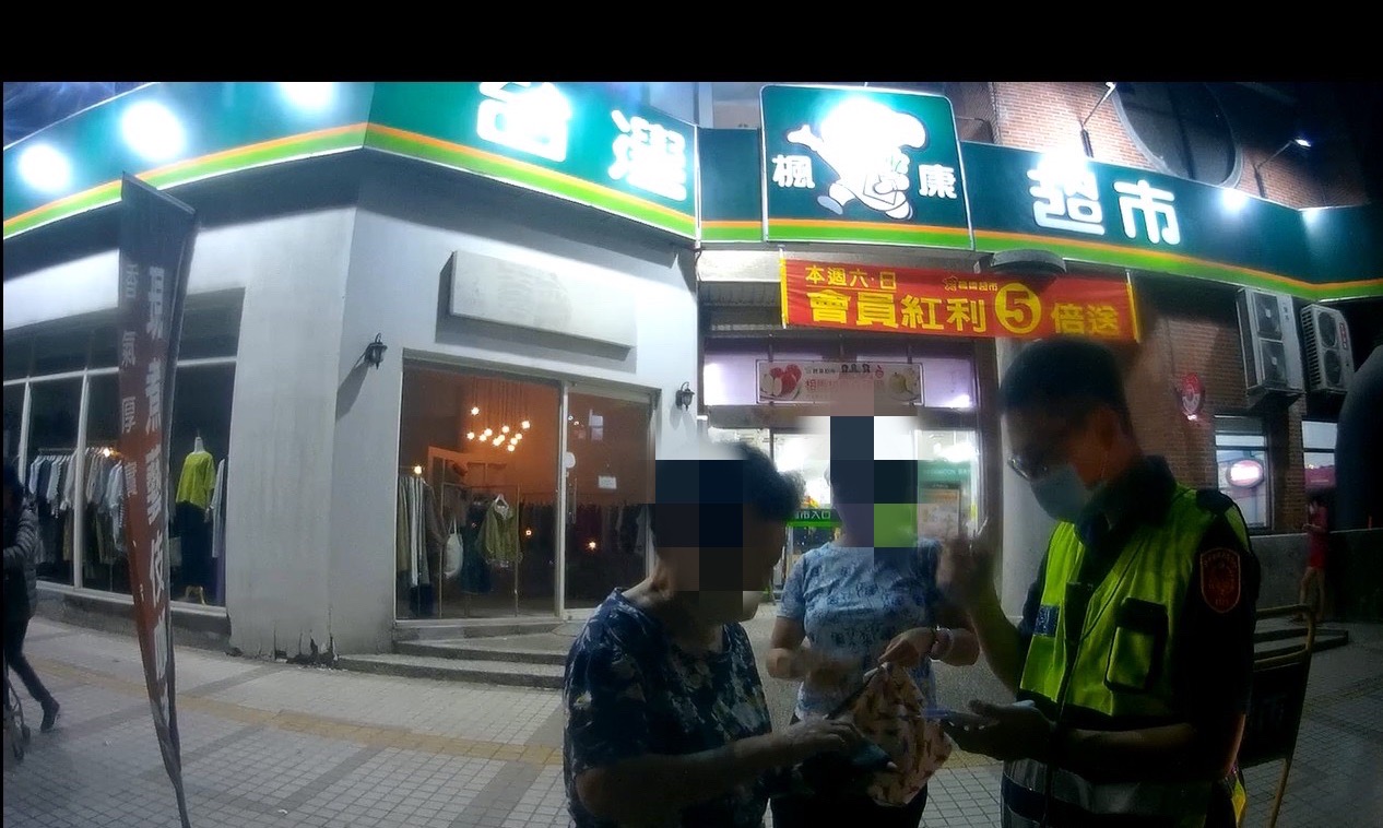▲邱女「購物節」血拚後找無車,大墩所員警獲報前往協尋 (圖/台中市警察局 提供)