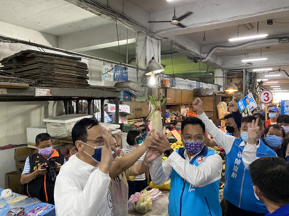 國民黨主席朱立倫2日率「行動中常會」，到新竹市輔選新竹市長候選人林耕仁，在行動中常會前陪同林耕仁掃街拜票。