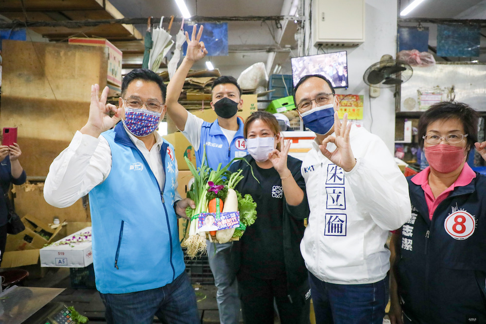朱立倫赴新竹宣示挺正藍軍林耕仁 隔空反駁趙少康 29 國民黨主席朱立倫2日早上陪同新竹市長候選人林耕仁掃街拜票。