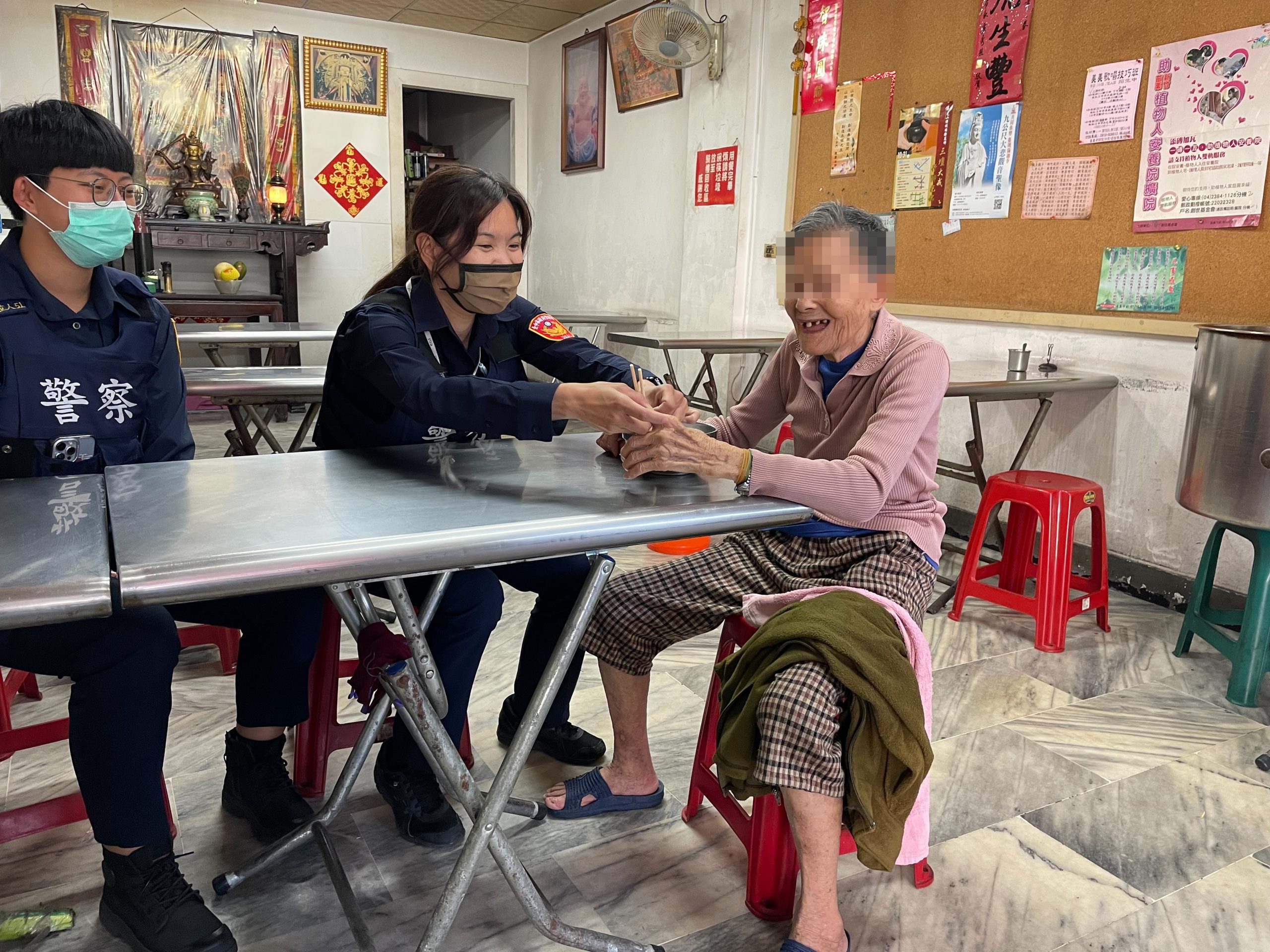 圖片說明:迷途九旬阿嬤健步離家6公里,中市警以一碗熱湯麵喚起記憶助其返家。(記者林㤈輝翻攝)