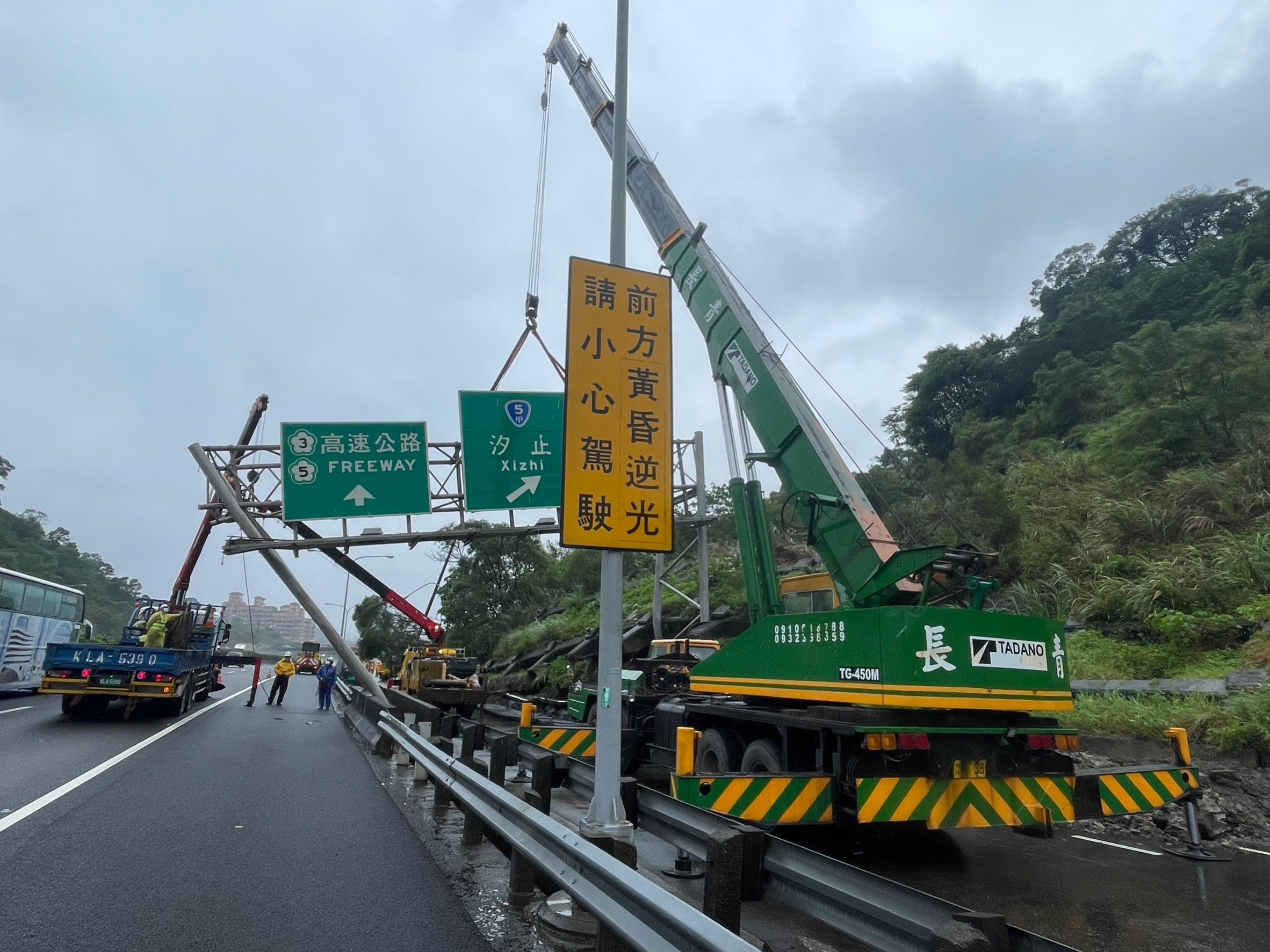 圖片說明:國1南下10K處發生邊坡土石滑落事故致汐止交流道封閉,新北巿消防局速搶救。(記者吳萍翻攝)