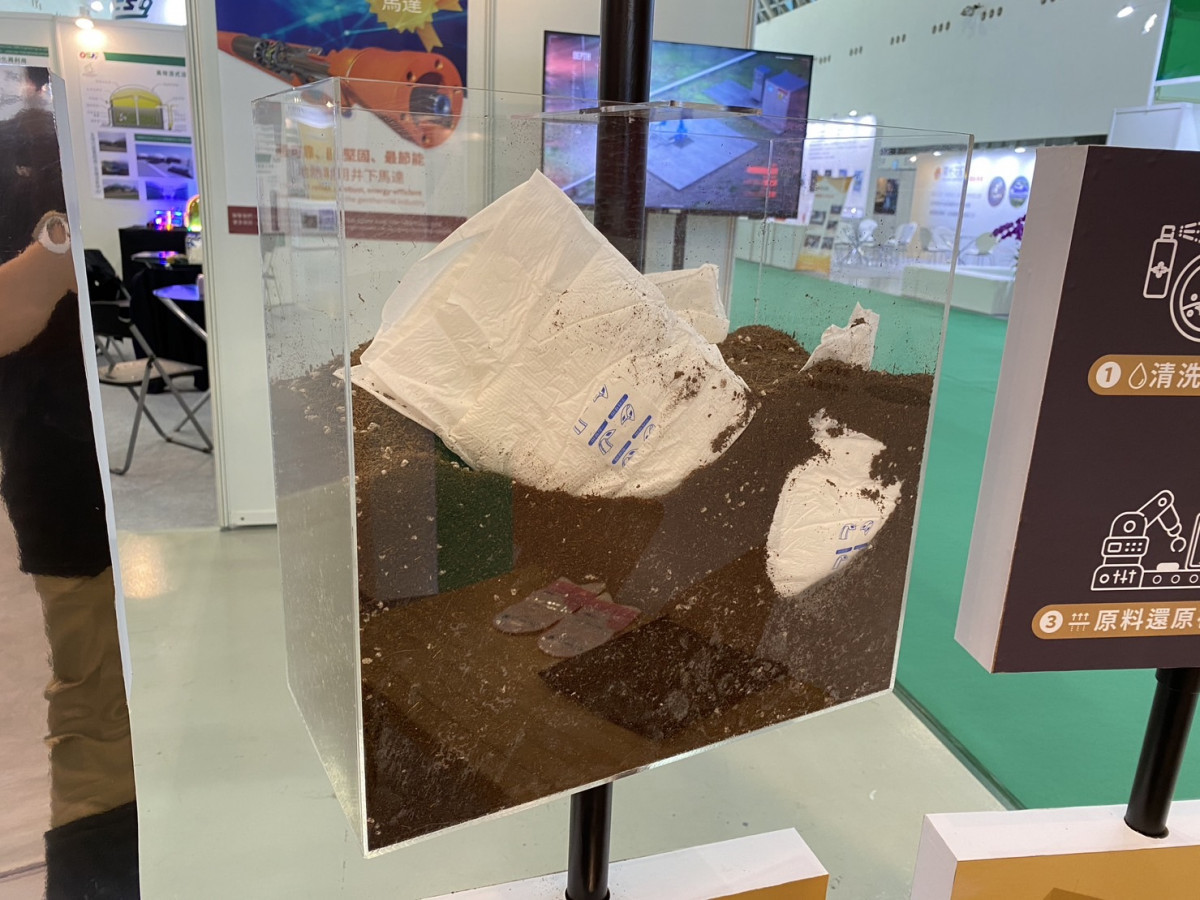 一般廢棄尿布透過掩埋,需要400年才能分解,透過益鈞,僅需要1 小時