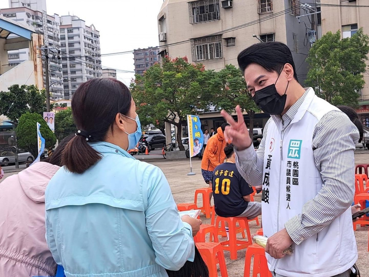 黃成峻與支持者親切互動。(圖/黃成峻辦公室提供)
