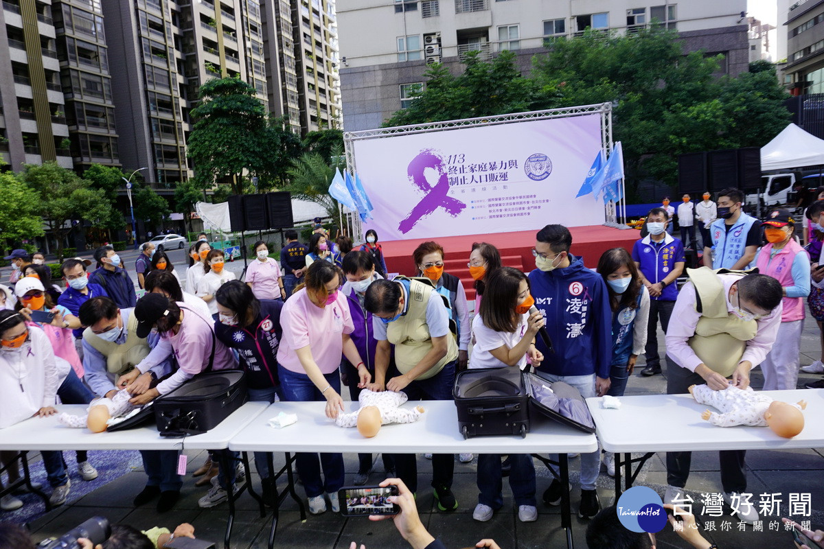 「郝善樑」合體桃園連線,同場參加「體驗孕婦,回味新手爸爸」比賽,替嬰兒換尿布。