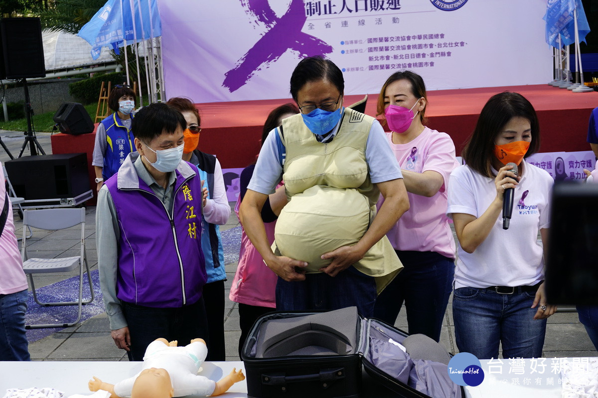國民黨桃園市長張善政身著孕婦裝體驗新手爸爸。<br /><br />