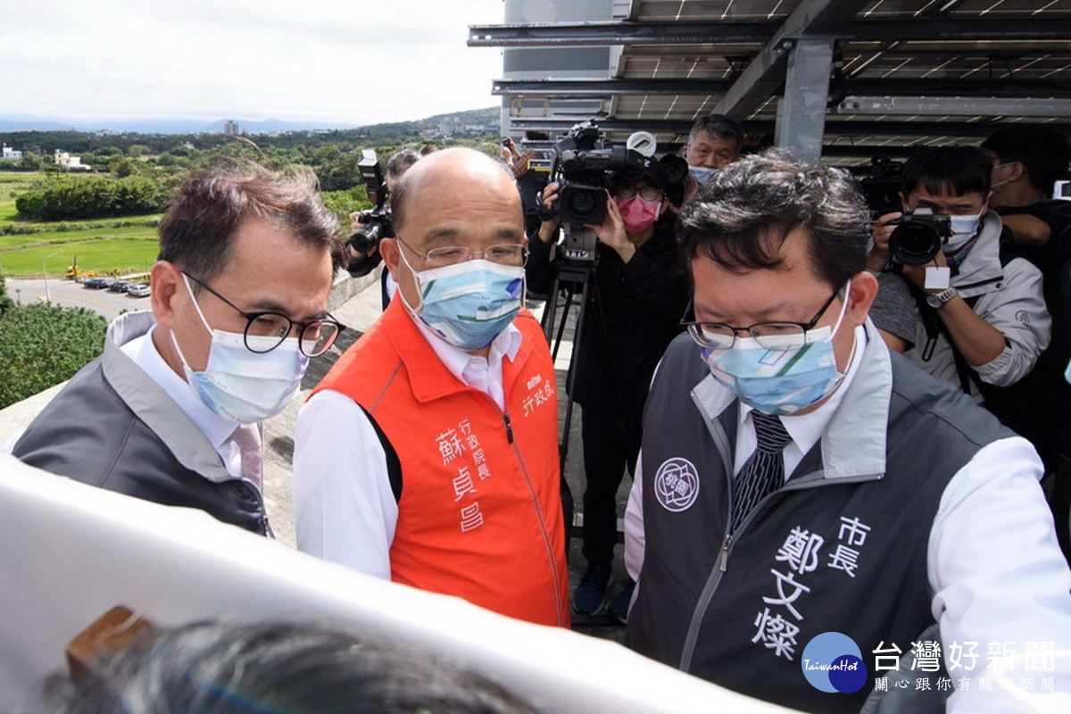 行政院長蘇貞昌視察龍潭科學園區,桃園市長鄭文燦、民進黨桃園市長候選人鄭運鵬到場陪同。
