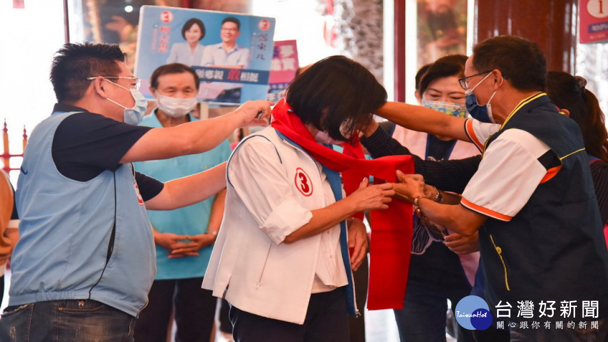▲副主任委員正順廟蘇也為柯志恩披掛紅彩帶,祝福柯志恩選戰順利圓滿。