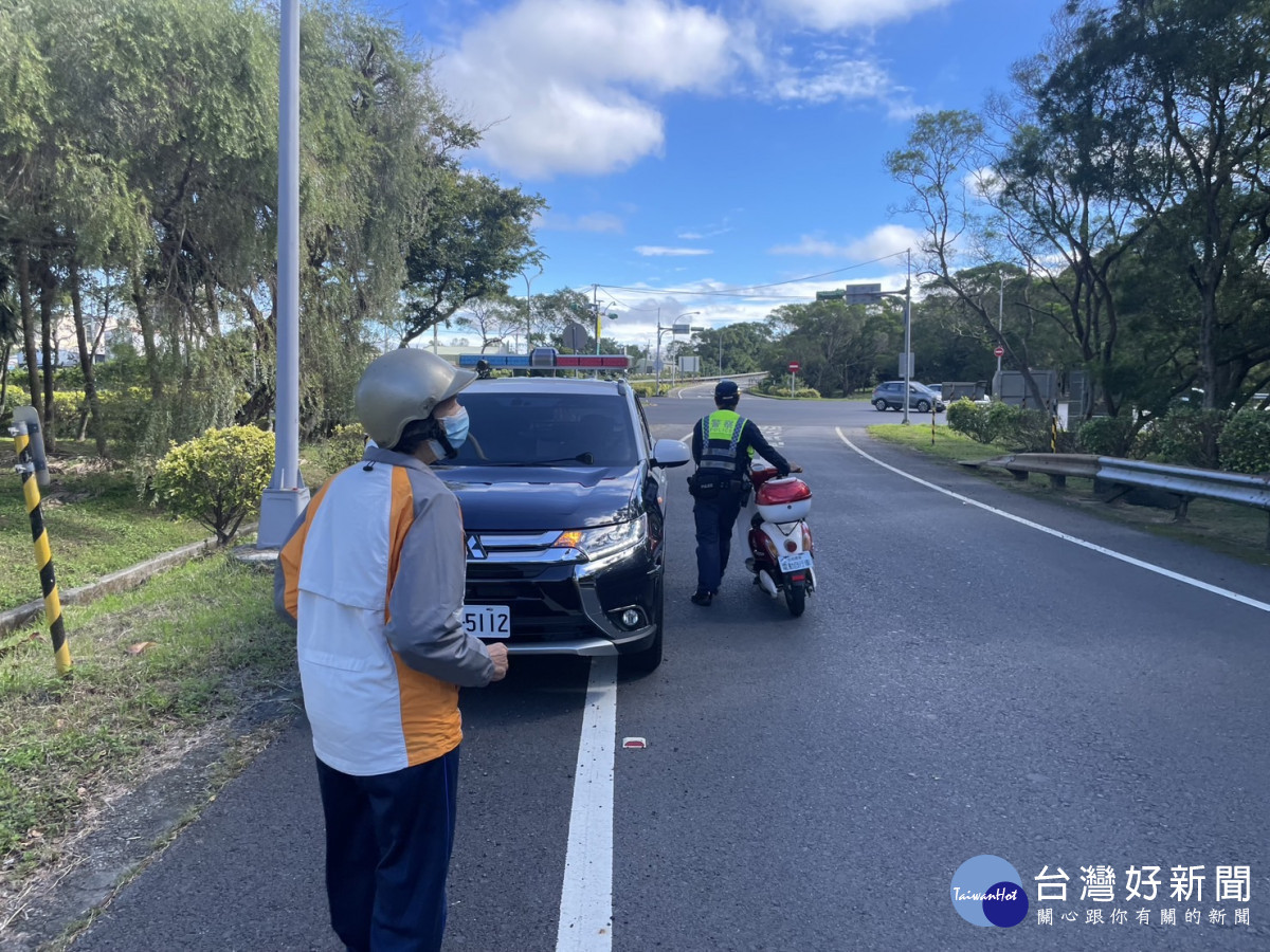 7旬老婦騎車誤上國道，龍潭暖警協查身分護送返家。<br /><br /> <br /><br /> 