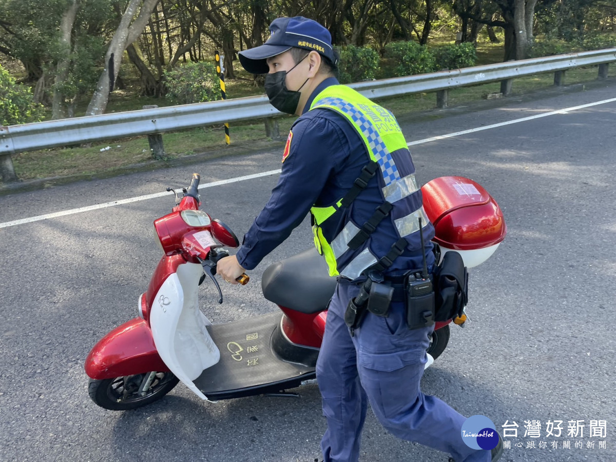 警員胡博昌則牽著電動自行車，移往龍潭交流道下的平面道路。<br /><br /> <br /><br /> 