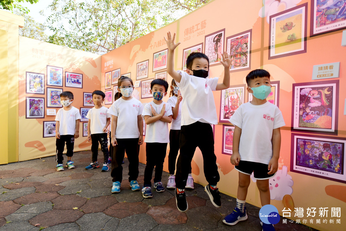 愛伯特幼兒園學童參觀「穿梭30:時光任意門」。