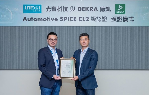 光寶科技汽車電子應用產品事業處總監廖正堯 (左) 與DEKRA德凱台灣董事總經理李俊儀(右)合影