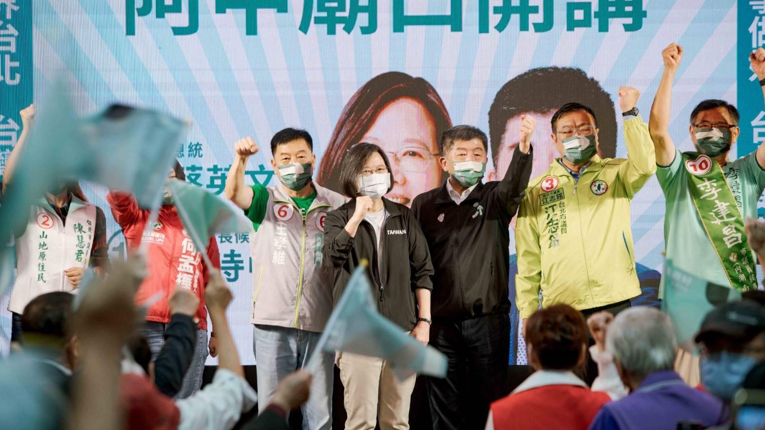 蔡英文2日晚間出席陳時中在內湖區的廟口開講活動,眾人在台上振臂造勢,氣氛熱絡。陳時中競總提供