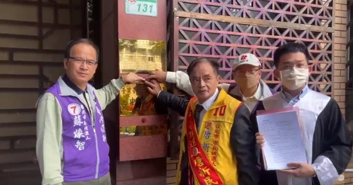 蘇煥智(左)與唐新民(右三)3日前往台北地檢署控告2電視台未邀參加辯論。翻攝直播