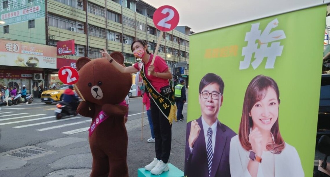 「熊大」陪同街口拜票 李雨庭超吸晴!
