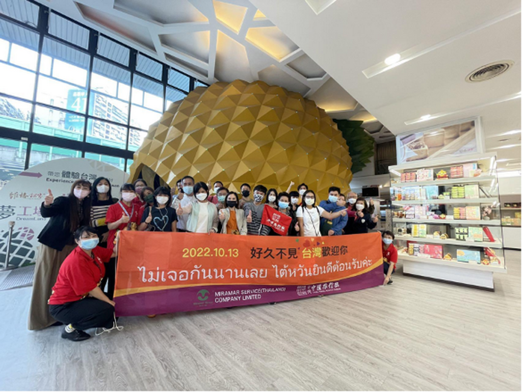 台灣開放邊境後「維格餅家」接待首波抵台的泰國旅遊團，讓泰國的朋友們滿載而歸。（圖 _ 維格餅家）