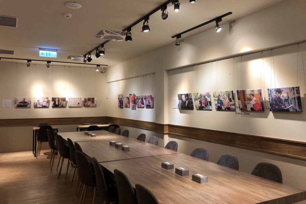 路易莎董事長黃銘賢支持舉辦「照見歲月」照顧者生命故事攝影展,受到新光金創辦人吳東進董事長的啟發,預計在今年底加入新光新板傑仕堡「全齡生活園區」