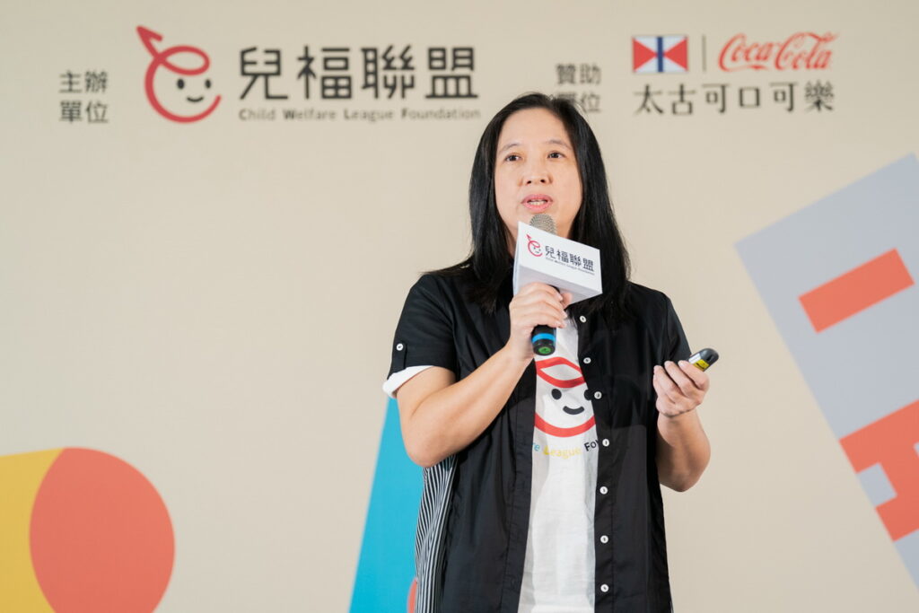 兒童福利聯盟文教基金會白麗芳執行長分享「2022台灣校園微歧視與被霸凌特質調查」及「襪!我們不一樣」反霸凌計畫(台灣太古可口可樂提供)
