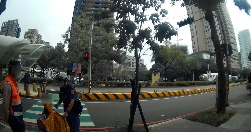 ▲員警讓陳小弟上巡邏車,直接送達學校 (圖/台中市警察局 提供)
