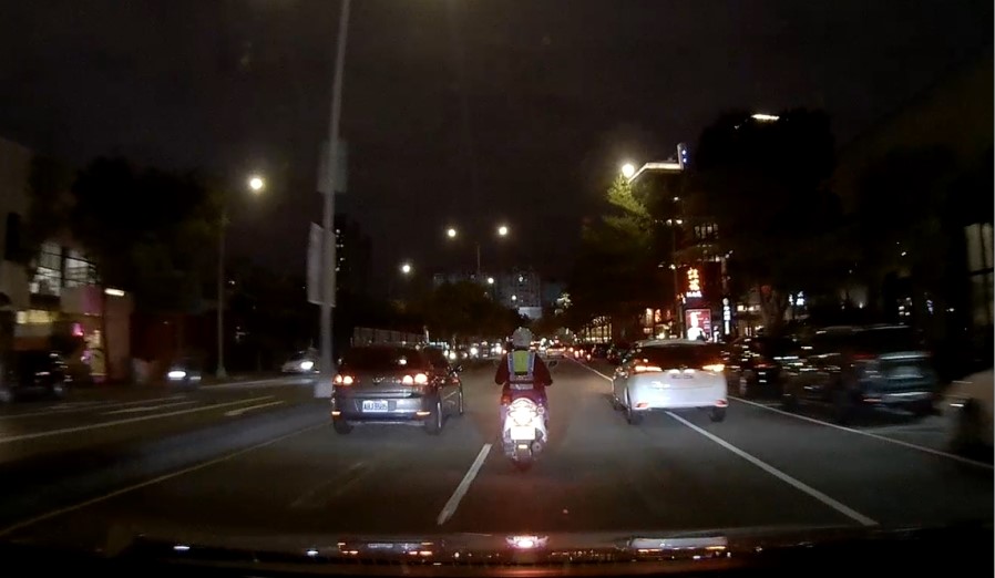 ▲黎明所員警沿路開道護送，縮短搶救時間     (圖/台中市警察局 提供)