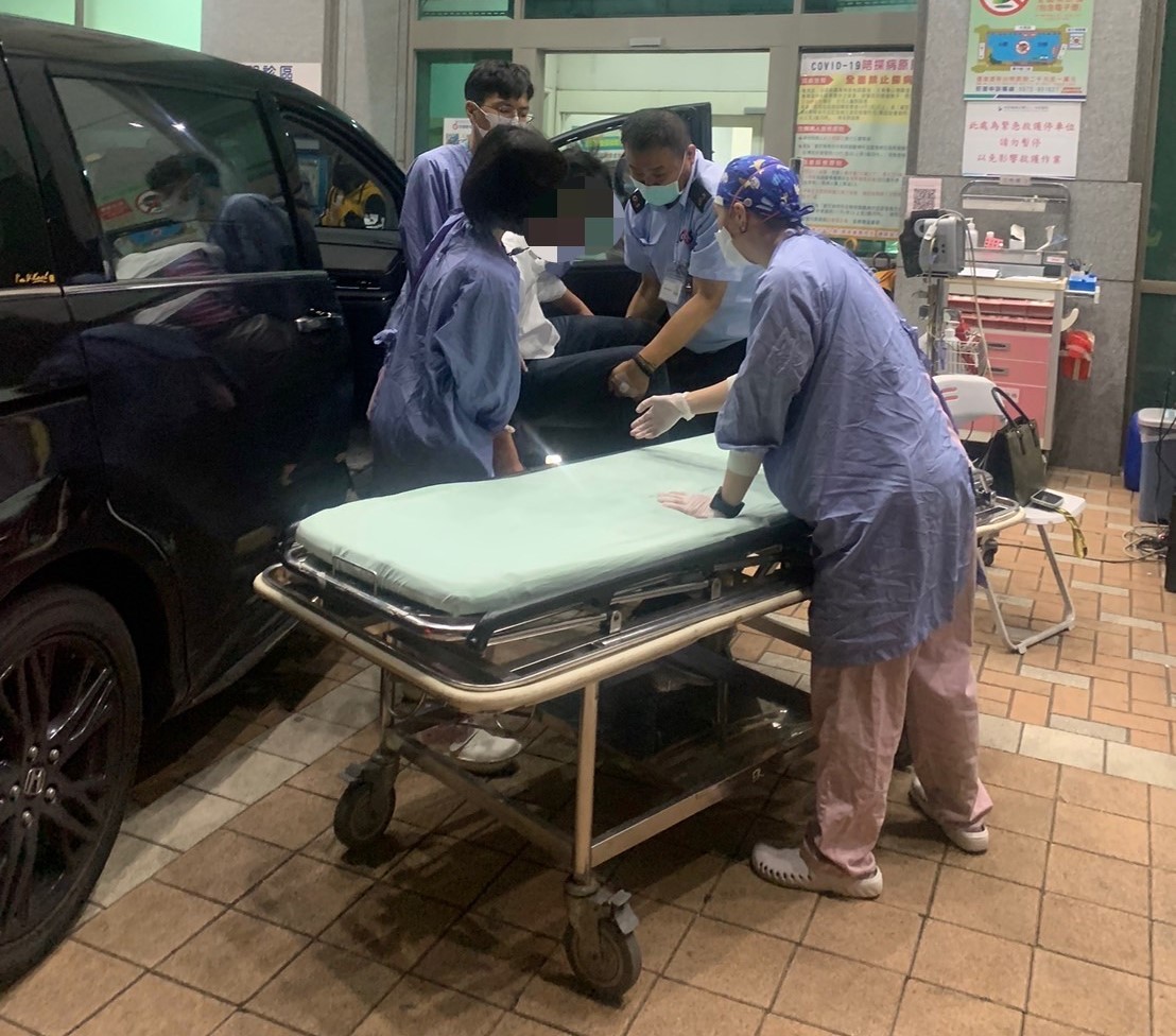 ▲員警平安將癲癇發作之男子護送至醫院急診室急救 (圖/台中市警察局 提供)