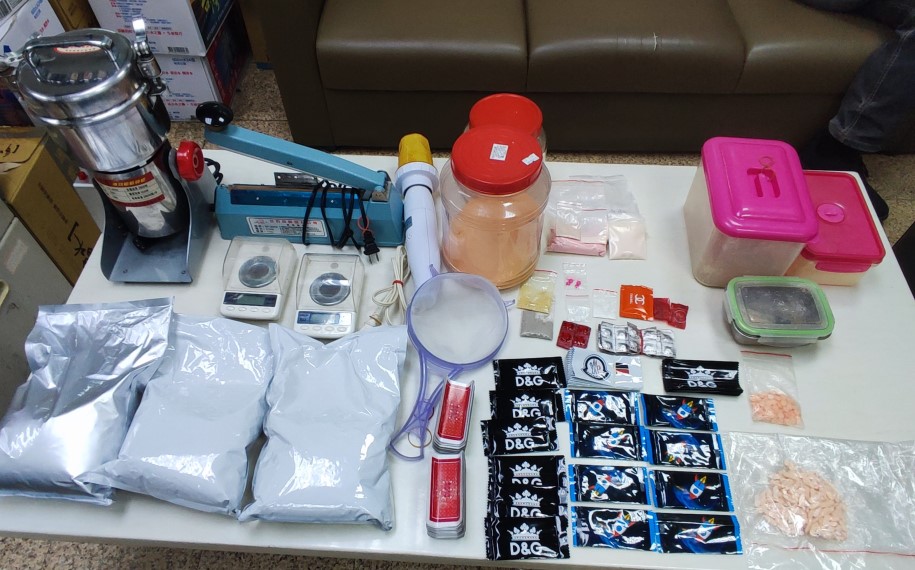 ▲員警現場起獲安非他命、一粒眠、毒品咖啡包、不明粉末及毒品分裝工具等證物 (圖/台中市警察局 提供)