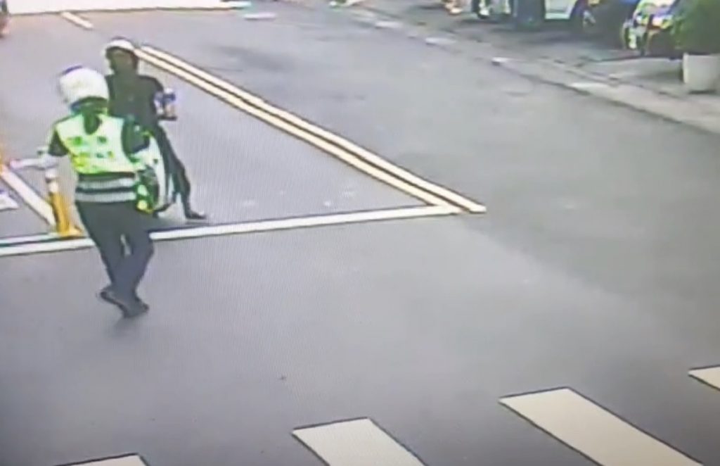 圖:南港分局警備隊小隊長徐源鳳多次擔服路跑疏導勤務,積極攔查可疑酒後駕車人車。