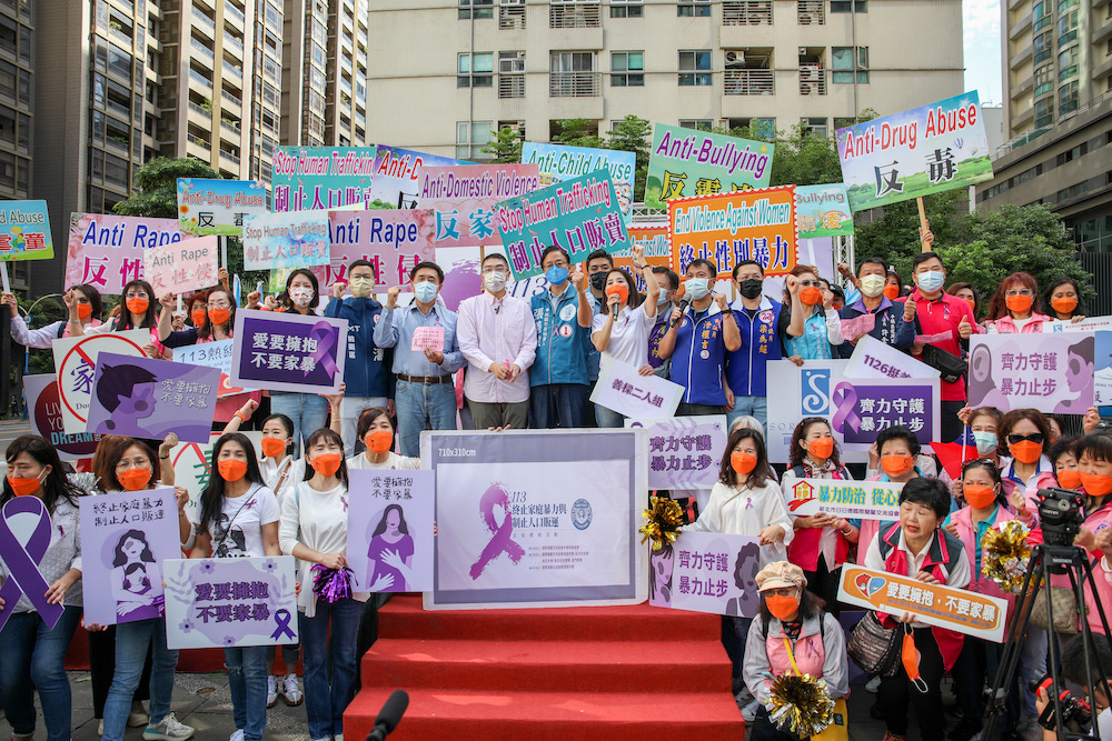 國民黨桃園市長候選人張善政3日與基隆市長候選人謝國樑，現身桃園中壢合體出席「終止家庭暴力與制止人口販運全省連線活動」。