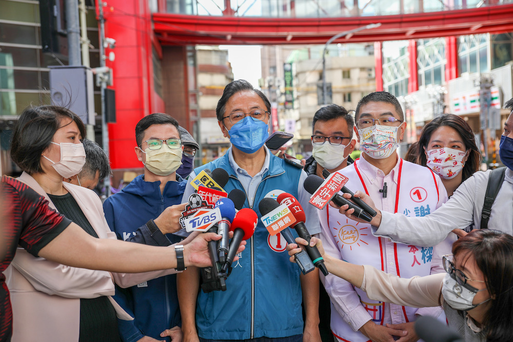 國民黨桃園市長候選人張善政3日與基隆市長候選人謝國樑，出席「終止家庭暴力與制止人口販運全省連線活動」，批行政院長蘇貞昌才是最大門神。