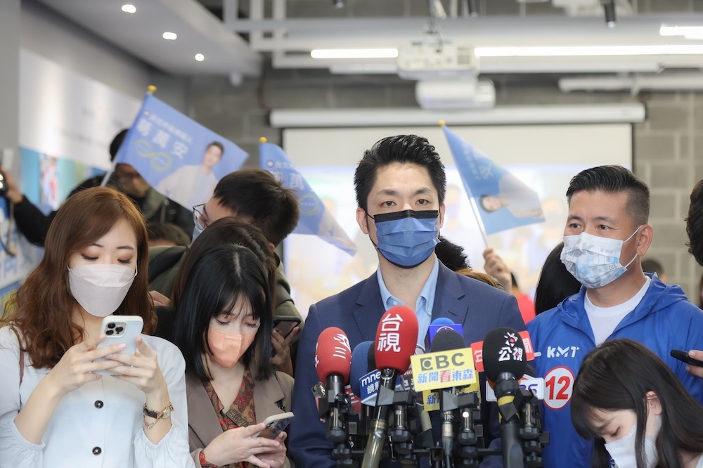 陳時中出街訪影片找民眾背書高端 蔣萬安:惡意政治操作 24 針對民進黨台北市長候選人陳時中陣營公布街訪影片,找民眾背書高端,國民黨台北市長候選人蔣萬安痛批惡意政治操作。
