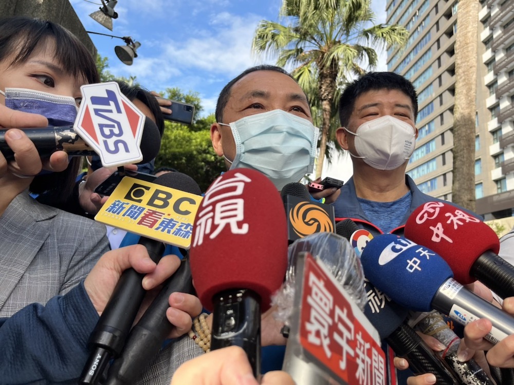 國民黨新北市議員候選人黃心華競選總部3日成立，新北市長侯友宜出席力挺黃心華。侯友宜受訪強調團結做事。