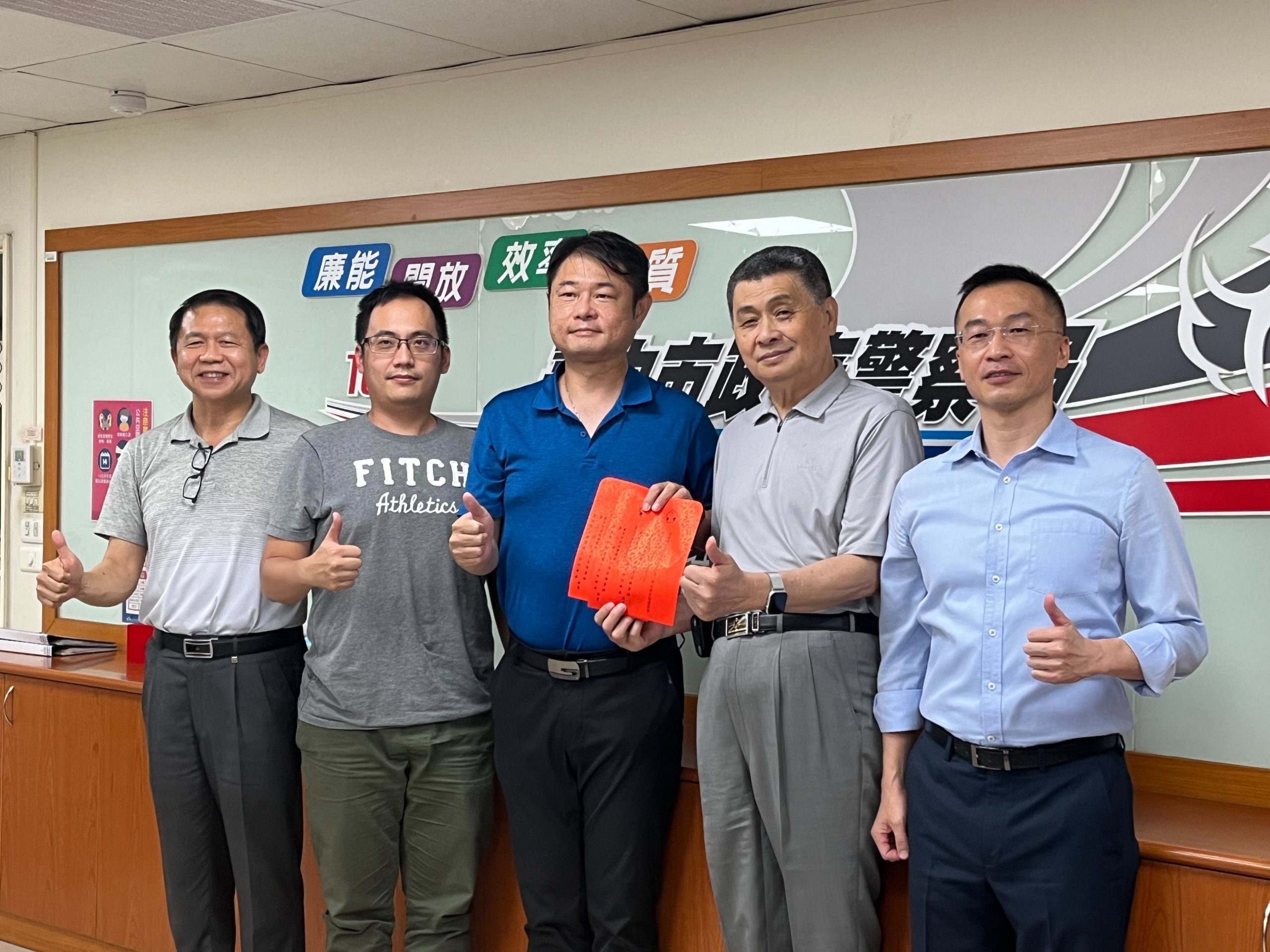 圖片說明:中市警二分局111年上半年業務評核績優項目高達17案績效卓著,警友會第二辦事處何主任針對單位頒發慰勉金,以激勵員警的士氣。(記者林㤈輝翻攝)