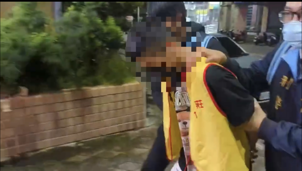 圖片說明:新莊警連夜將犯嫌拘提到案。(記者戴昱弘翻攝)