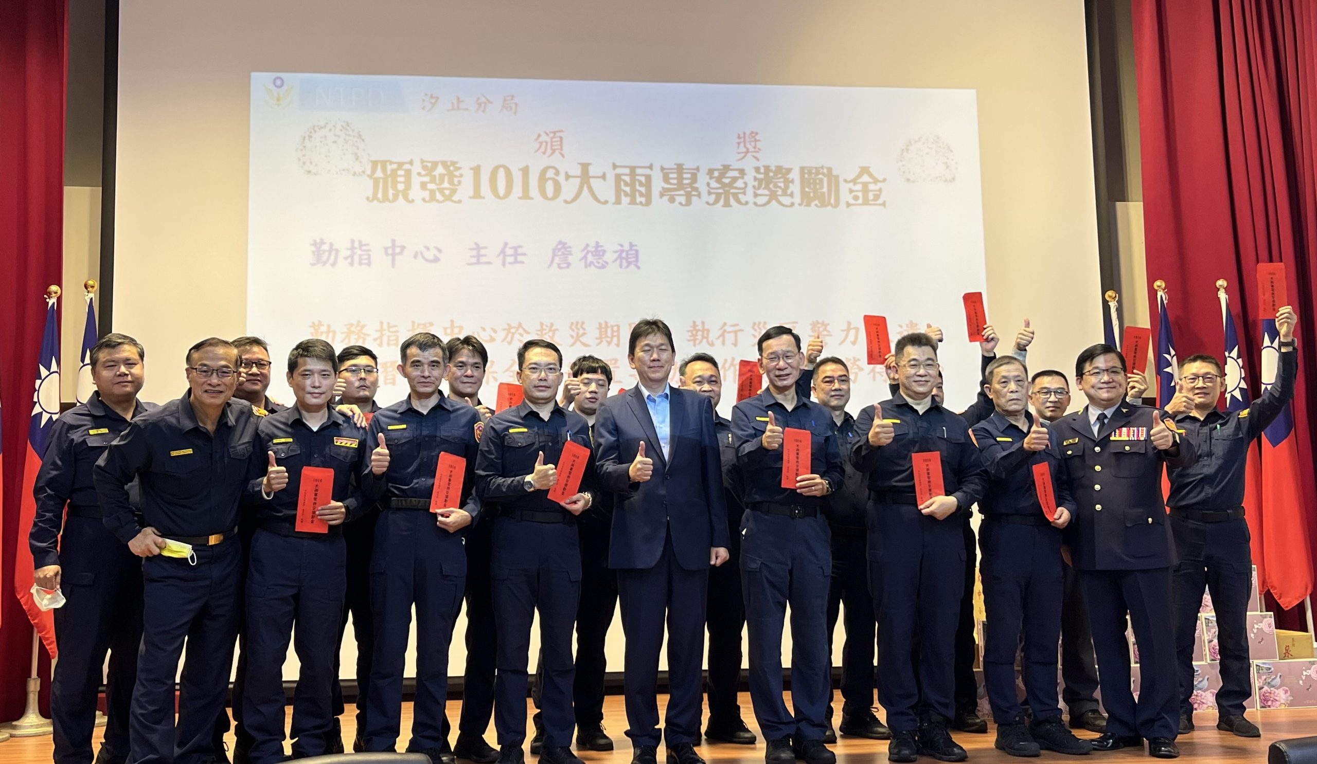圖片說明：新北市警察局長黃宗仁協同行政院政務顧問張旻斌慰勉汐止警同仁辛勞。（記者趙靜姸翻攝）