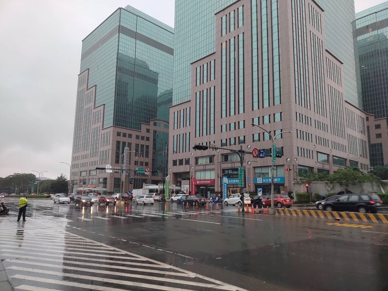 圖片說明:汐止分局部署百名警力備戰疏導上班車流。(記者趙靜姸翻攝)