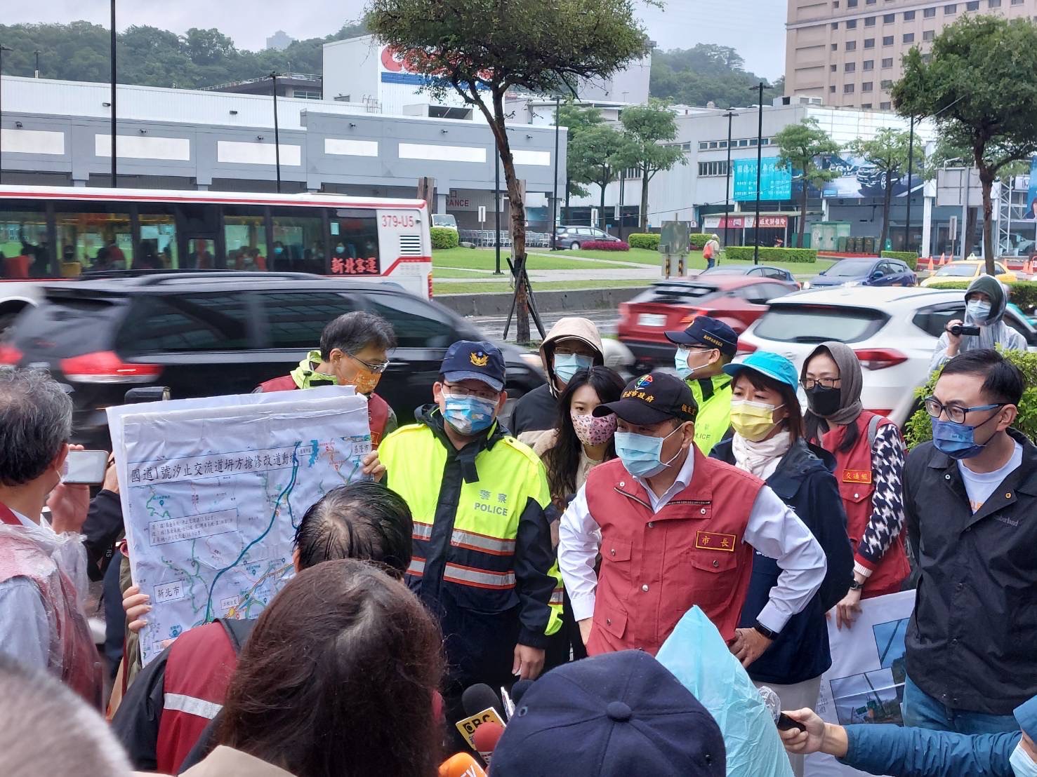 圖片說明:新北市長侯友宜前往勘查交流道邊坡滑落影響整體的交通狀況。(記者趙靜姸翻攝)