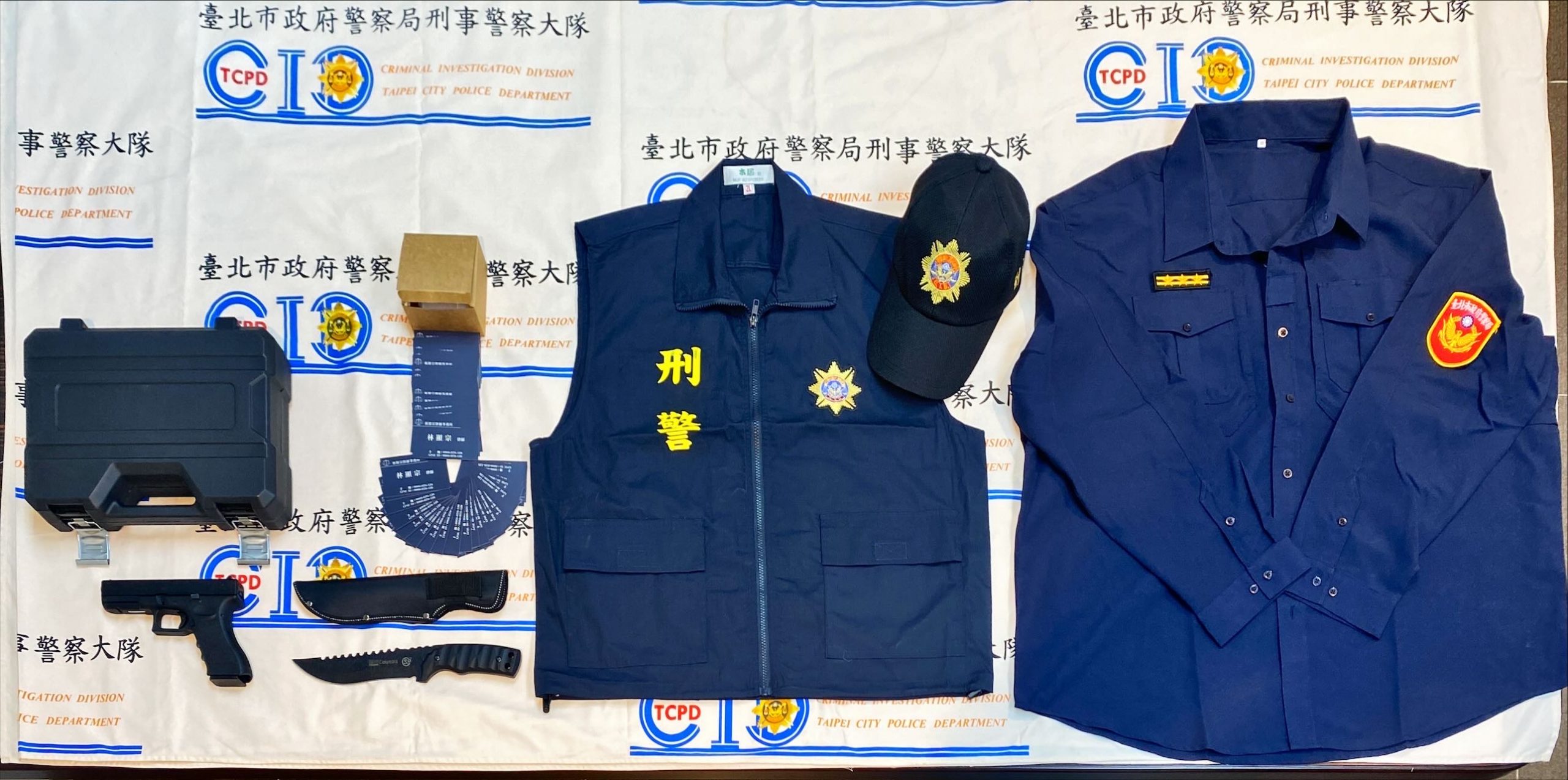 圖片說明:當場查扣偽造身份仿真道具等證物。(記者徐煜勝翻攝)