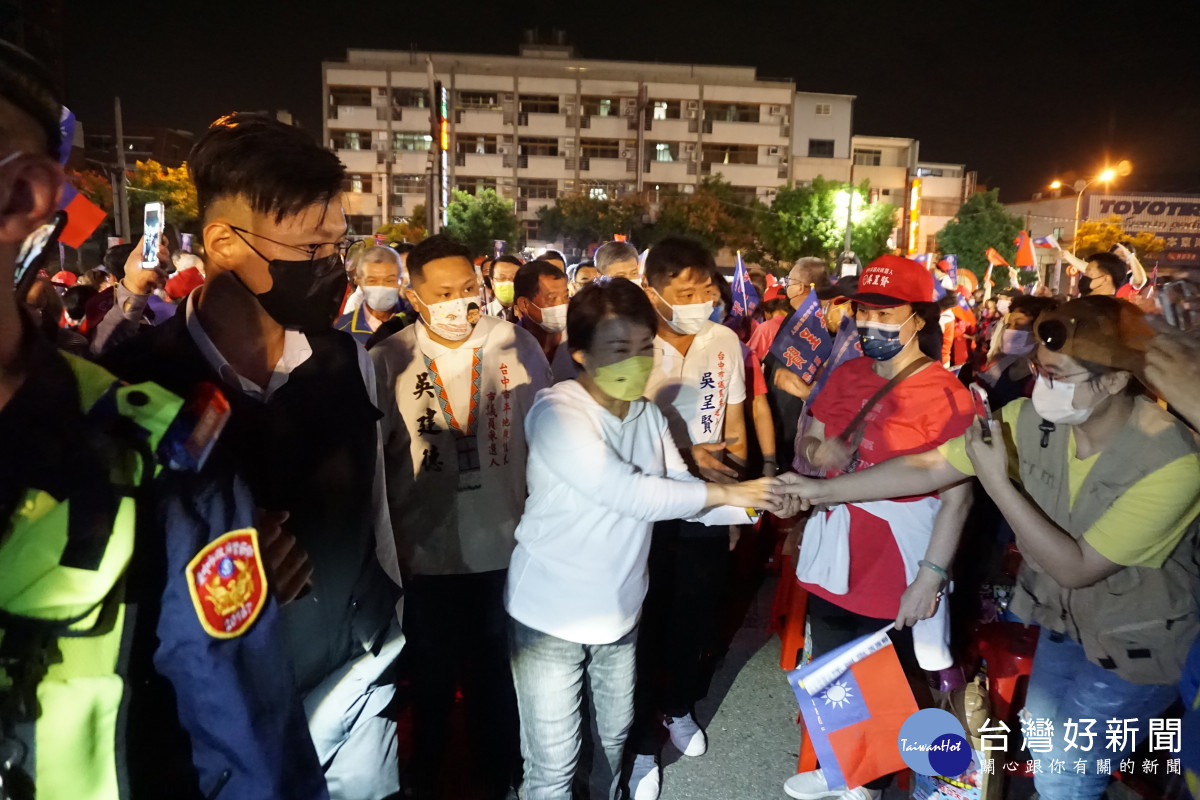 盧秀燕與吳呈賢、吳建德三人合體大進場,受到鄉親熱情簇擁。