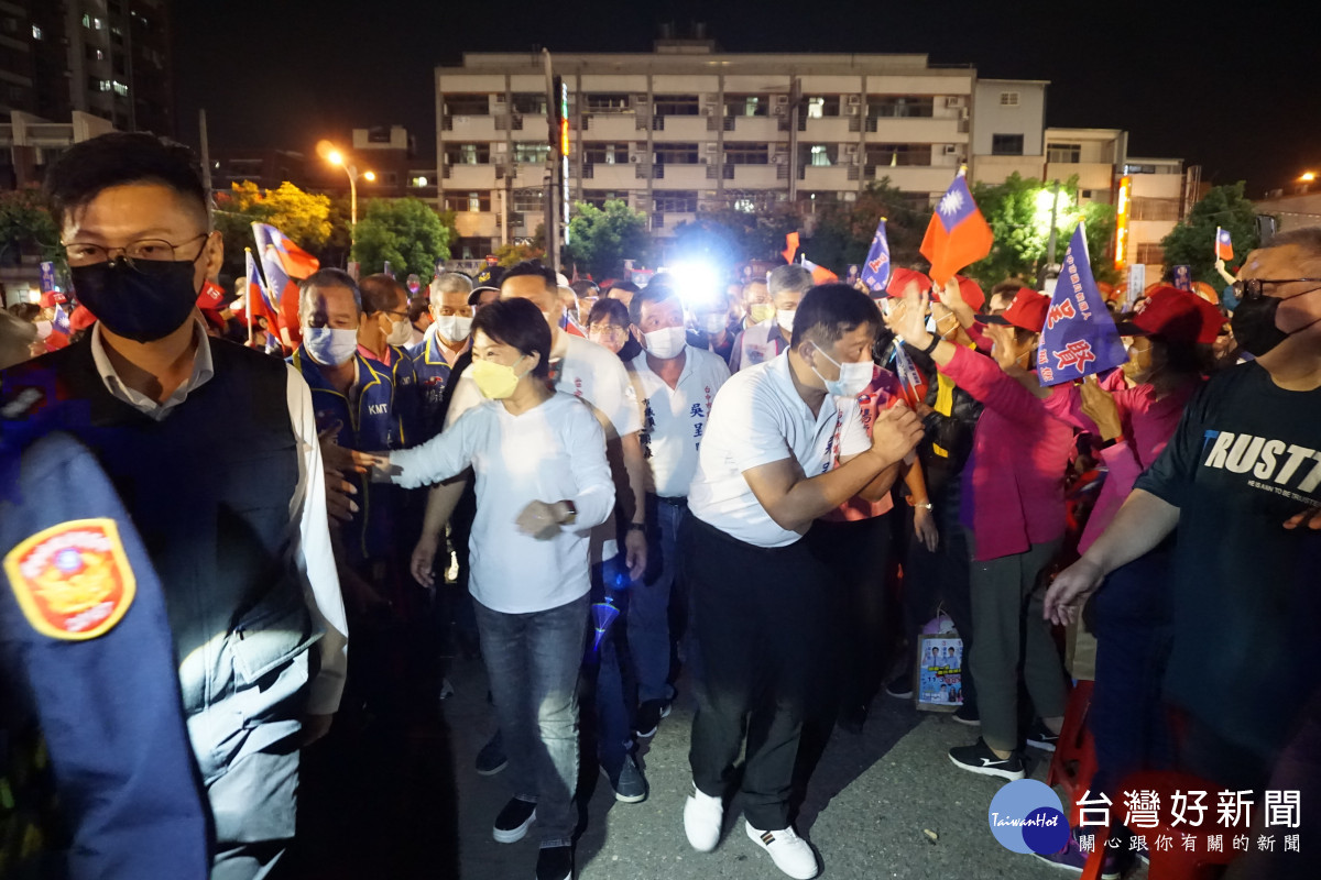 盧秀燕與吳呈賢、吳建德三人合體大進場,受到鄉親熱情簇擁。